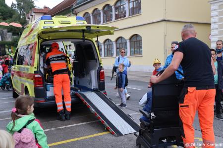 Otroci kamniških šol in vrtcev rajali na Glavnem trgu in se učili o trajnostni mobilnosti (90)